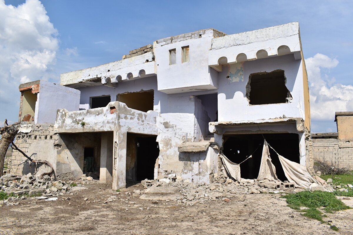 'HATIRALARIMIZI UNUTAMIYORUZ'<br>Çocukluğunun geçtiği mezrayı ziyaret eden Müslüm Turan, doğup büyüdüğü yeri unutamadığını belirterek, “Mayıs 2020'de burası Ilısu Barajı altında kaldı. Biz de köyü terk etmek zorunda kaldık. Ilısu Barajı çekildikten sonra biz de anılarımızı görmeye geldik. Eski hatıralarımızı canlandırmaya geldik. İçimiz acıdı ama yapacak da hiçbir şey yok. Burada doğdum ve burada büyüdüm. Hala buradayım ve burayı terk etmek istemiyorum. Hatıralarımız, arkadaşlıklarımız, çocuklar, hepsi aklımıza geliyor. Zaten unutacak gibi de değiliz. Unutmuyoruz. Unutamayız. Burası bir zamanlar çok güzel bir köydü. Burada 150'ye yakın hane vardı. Ama şu anda maalesef tepelerde yeri olan birkaç tane ev var. Geri kalanlar hepsi göç etti. Göç edenler de şimdi köye dönmek istiyor ama elimizde imkanlar yok. Yeni yerleşim yeri bulabilirsek zaten geleceğiz. Onu da devletimizden rica ediyoruz. Benim evim kerpiç bir evdi. Üstü betondu ama kerpiçti. Yazın serin, kışın ise sıcaktı ama bizim yuvamızdı" dedi.