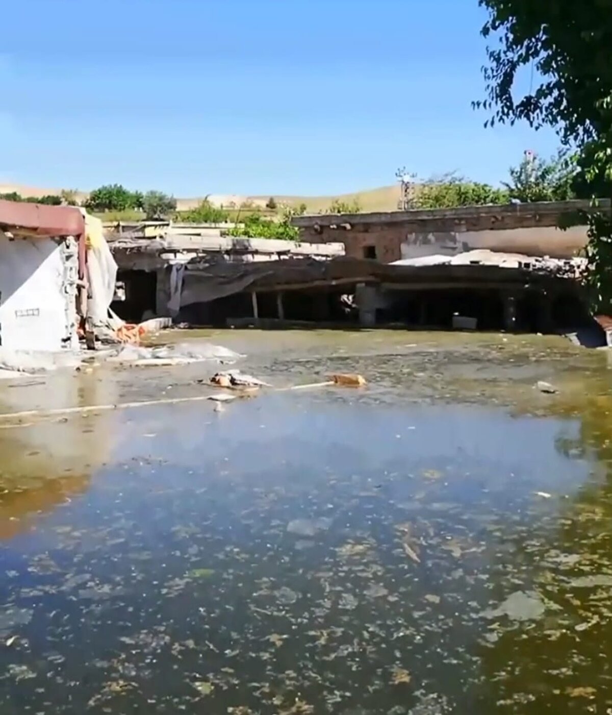 Dicle Nehri üzerindeki en büyük baraj olan, göl sahası Diyarbakır, Batman, Mardin, Siirt, Şırnak sınırları içinde yer alan, dolgu hacmi bakımından Türkiye'nin 2'nci büyük, kurulu güç bakımından 4'üncü büyük barajı olan, ön yüzü beton kaplı baraj tipinde dolgu hacmi bakımından da dünyada birinci olan Ilısu Prof. Dr. Veysel Eroğlu Barajı ve Hidroelektrik Santrali, tamamlanmasının ardından su tutmasıyla 2020'de devreye alındı.