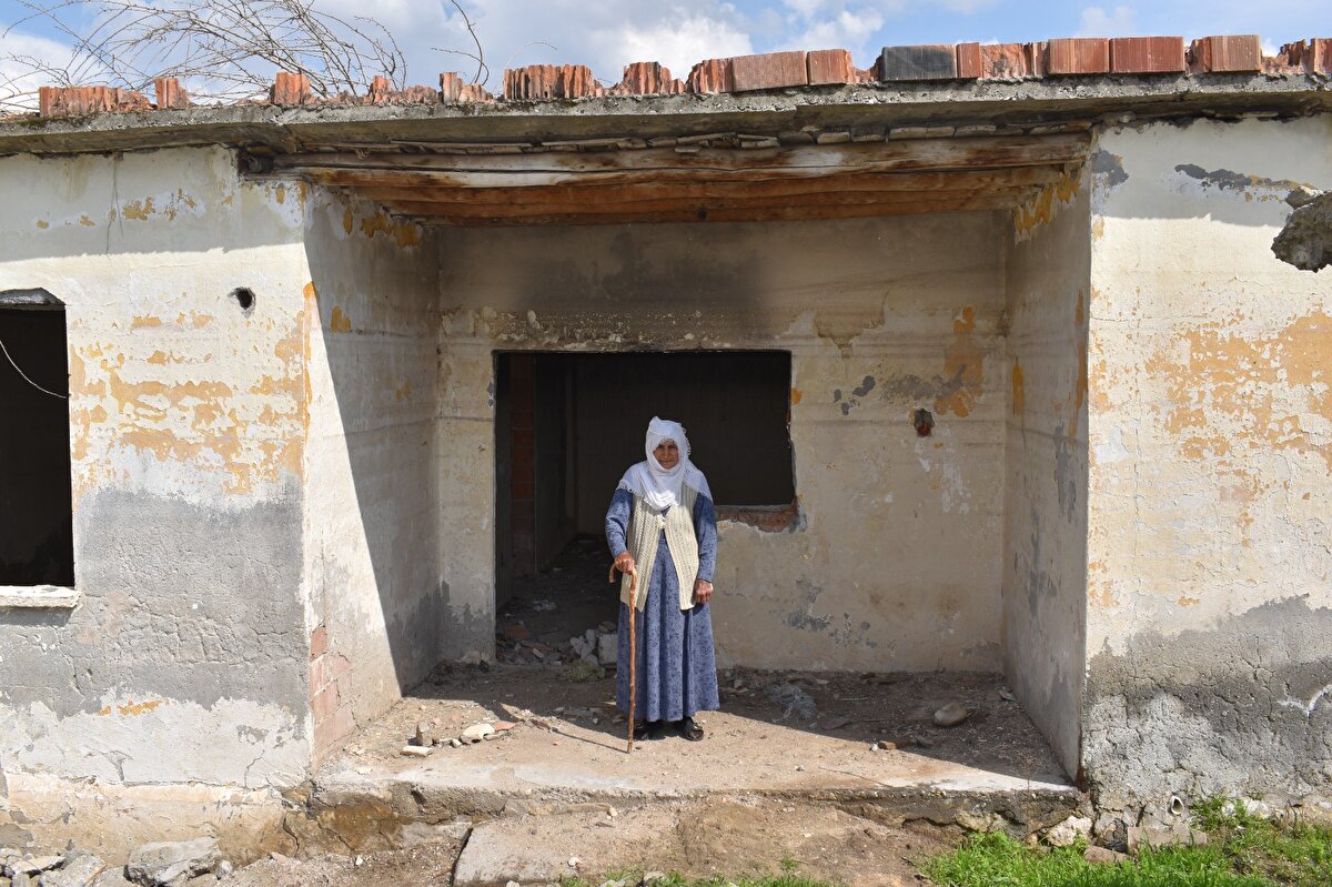 'KÖYE GELİP ÜRETMEK İSTİYORUM'<br>Yeni bir yerleşim yeri verilmesini isteyen çiftçi Hakan Kaya (25), “Bu Ilısu Barajından dolayı köyümüz sular altında kaldı. Köyümüz gibi hayallerimiz de suyun altında kaldı. Devletimizden bize yeni bir yerleşim yeri vermelerini istiyoruz. Ben gurbete çıkıp, çalışmak zorunda kalıyorum. Çiftçilik yapmak istiyorum. Kendi köyümde yaşamak istiyorum. Üretmek istiyorum. Şehre bir faydam olmasını istiyorum. Ben şu an şehirde yaşıyorum. Ilısu Barajı olduğu için şu an köyde yaşayamıyorum" diye konuştu. <br>Köyü görünce hatıralarının canlandığını ifade eden Mehmet Altun da “Köyümüz baraj altında kalmıştı. Şu an sular çekilmiş ve köyümüz ortaya çıkmış. Köyümüzdeki hatıralarımızı görmek için geldik. Çocukluğumuzu burada yaşadık. Burada büyüdük, burada hayvancılık, çiftçilik yapardık. Şu an bu hatıralarımız bir bir gözümüzün önüne geliyor" dedi.