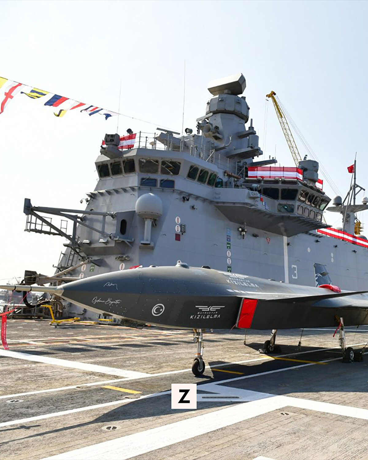 Cumhurbaşkanı Recep Tayyip Erdoğan, Tuzla TCG Anadolu Gemisi Teslim Töreni ve Yeni MİLGEM Fırkateynleri Sac Kesme Töreni'ne katıldı. Programda Erdoğan'a MHP Genel Başkanı Devlet Bahçeli ve Milli Savunma Bakanı Hulusi Akar da eşlik etti.