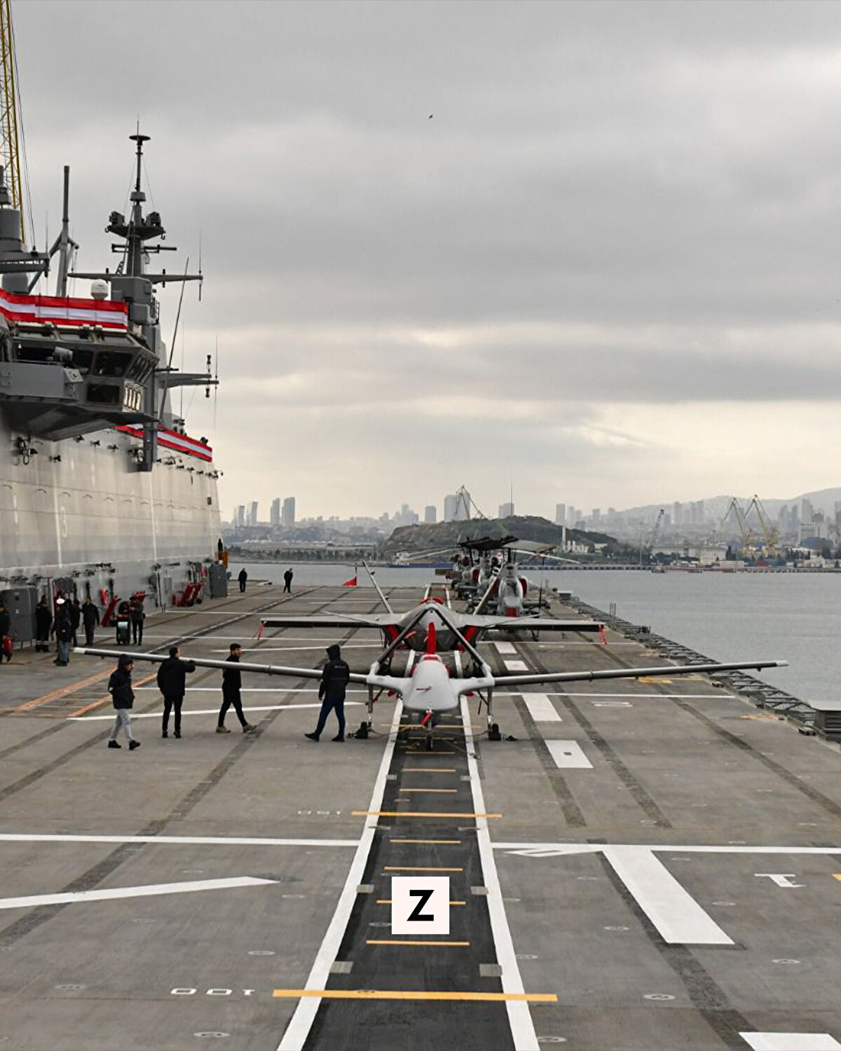 Erdoğan yaptığı konuşmada, "Aradan geçen 7 yılın ardından TCG Anadolu gemimizi hizmete alıyoruz. Kahraman ordumuza hayırlı olmasını diliyorum. Mutluyuz ve gururluyuz. Bu gemiyi Türkiye Yüzyılı'nda bir sembol olarak görüyoruz. Mavi Vatan'a kazandıracağımız Yeni MİLGEM Fırkateynleri sac kesimini de gerçekleştireceğiz." dedi.