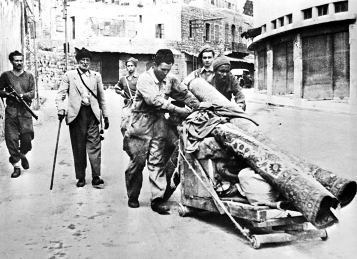 Deyr Yâsîn'de ne oldu?<br><br>İsrail anlatısına göre, Nachshon Operasyonu ablukaya alınmış Kudüs yolunu yarıp geçmeyi amaçlıyordu ve savaşçılar, onları evden eve yavaşça ilerlemeye zorlayan köylülerin sert direnişiyle karşılaştı. Ancak Filistinliler ve bazı İsrailli tarihçiler, köylülerin İsrail devleti öncesi Siyonist ordusu Haganah ile bir saldırmazlık anlaşması imzaladığını söylüyor. Yine de soğukkanlılıkla öldürüldüler ve toplu mezarlara gömüldüler.