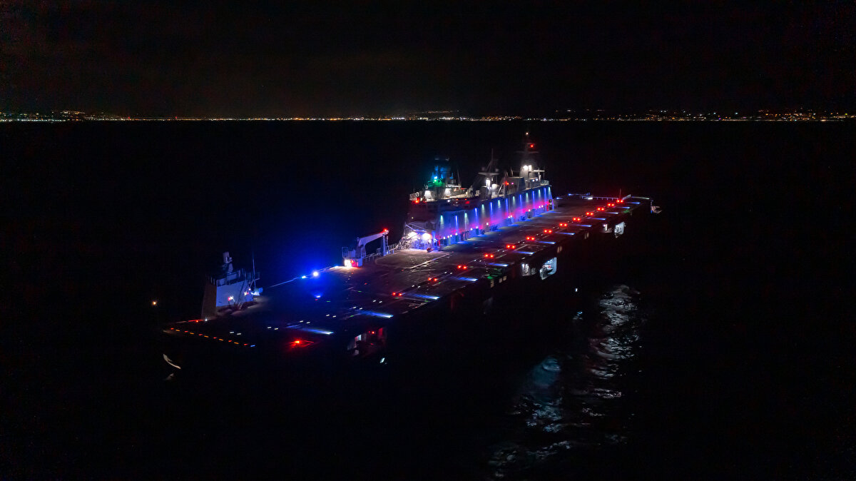 Gemi, araç güvertelerinde 13 tank, 27 zırhlı amfibi hücum aracı (ZAHA), 6 zırhlı personel taşıyıcı, 33 muhtelif araç, 15 römork olmak üzere toplamda 94 araç taşıyabiliyor.<br><br>