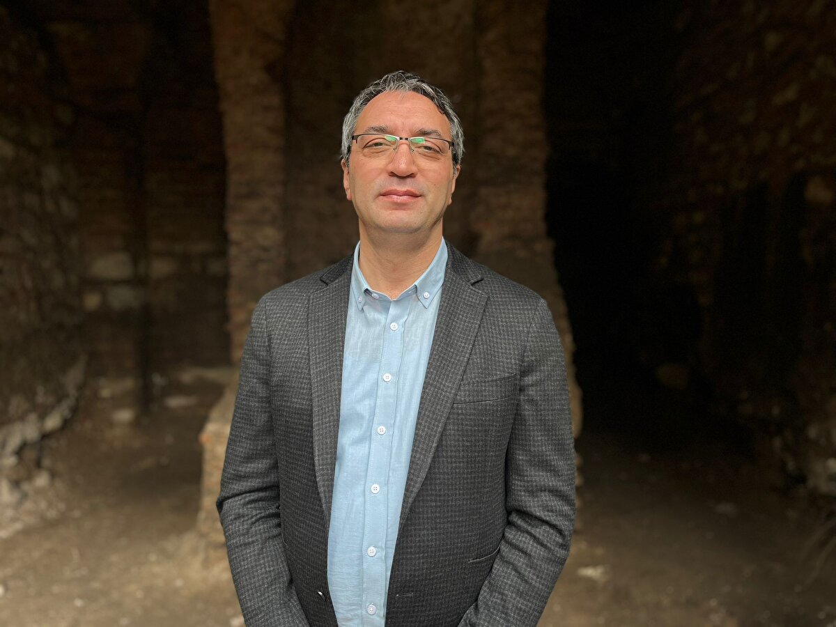 Çalışmaların yürütüldüğü alanda Haşim İşçan Geçidi'ne 20 metre kadar yakın mesafede yeraltı dehlizi bulundu. İçerisinde mozaik ve taş kakmalar bulunan yeraltı dehlizinin, işlenmiş mermerlerle biçim verilmiş ve kabartmalarla bezenmiş yapı taşları da dikkat çekiyor.<br><br>