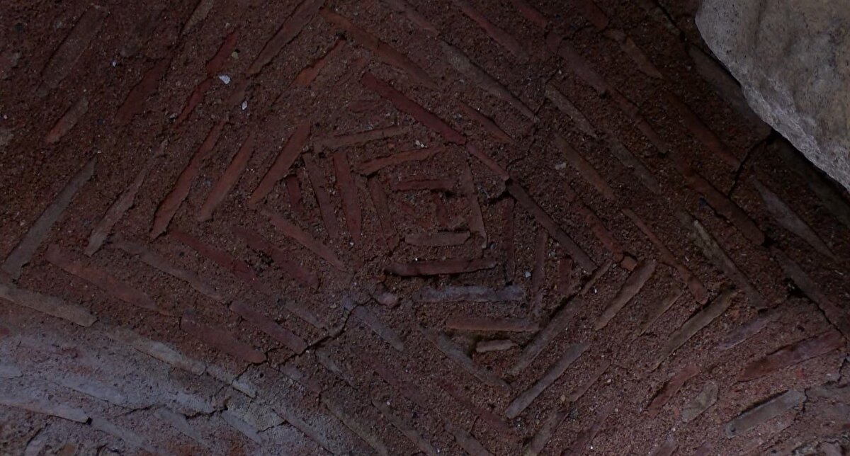 İBB Genel Sekreter Yardımcısı Mahir Polat, 1500 yıllık dehlizin İstanbul'un deprem hafızası olduğunu belirterek, "Şu Polieuktos Kilisesi kalıntıları içerisindeyiz. Burası kent içi arkeoloji için çok önemli bir yer. Tam olarak 524 yılında yapılmış bir alan. Burası Arkeopark olarak çalıştığımız bir alan ve 10 ay içerisinde, metruk, kimsesizlerin kaldığı, her türlü suç ve kriminal ilişkinin oluştuğu alandan turizm alanına dönüşecek bir projedeyiz. Bütünüyle dünyada mimari stilin ilk örneği olan Polieuktos Kilisesi'nin kalıntılarını çıkardık. Bin 500 yıllık dehlizi görebilmemizin sırrı nedir? Şu an deprem ile mücadele eden İstanbul'un başından onlarca deprem geçti bu bin 500 yılda. Şu an içinde gördüğümüz bu yapı bütün depremlerden sapasağlam çıkmayı başarmış. Bunun sırrını ve bilgisini Türkiye öğrenmek durumunda." diye konuştu.<br><br>