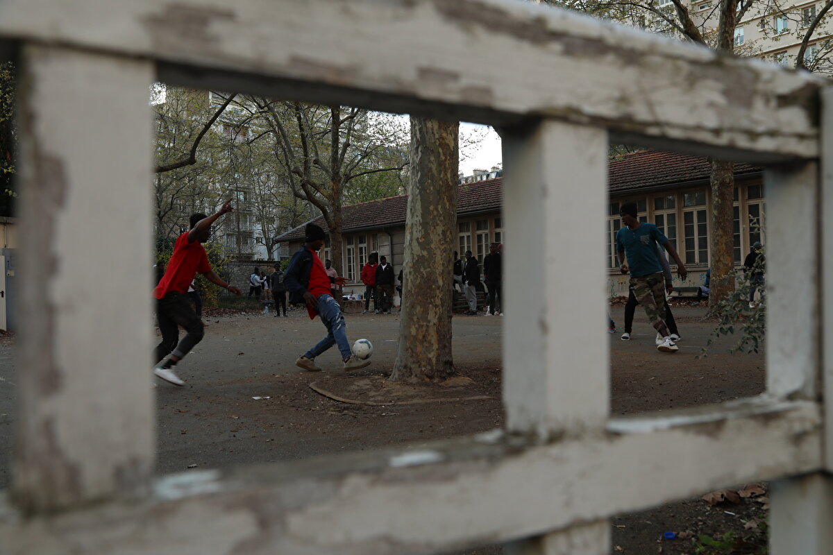 Tweetlerinde, "Paris`in 16. bölgesindeki terk edilmiş okulu barışçıl bir şekilde işgal ettiklerini" açıkladılar.<br>