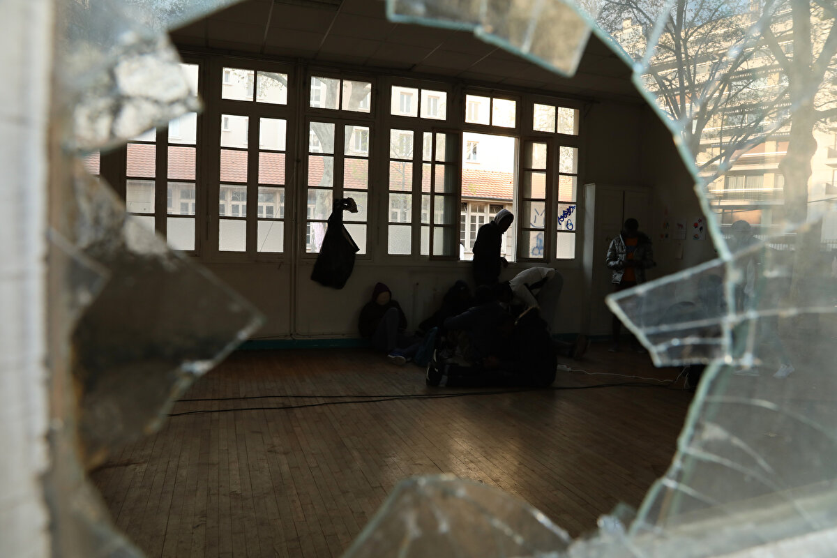 Göçmenler ve onlarla çalışan kuruluşlar üç aydır yüzlerce genç göçmenin Paris sokaklarında soğuk, açlık ve kişisel eşyalarının yok edilmesi gibi durumlarla, ayrıca polis taciziyle karşı karşıya kaldıklarını söyledi.<br>