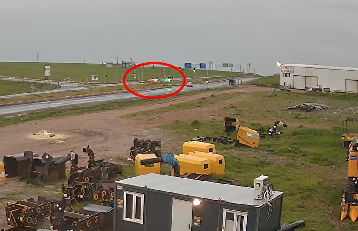 Otomobil bir anda alev topuna dönerken, yangın taksiye de sıçradı. İhbar üzerine kaza yerine sağlık, itfaiye, jandarma ve polis ekipleri sevk edildi.