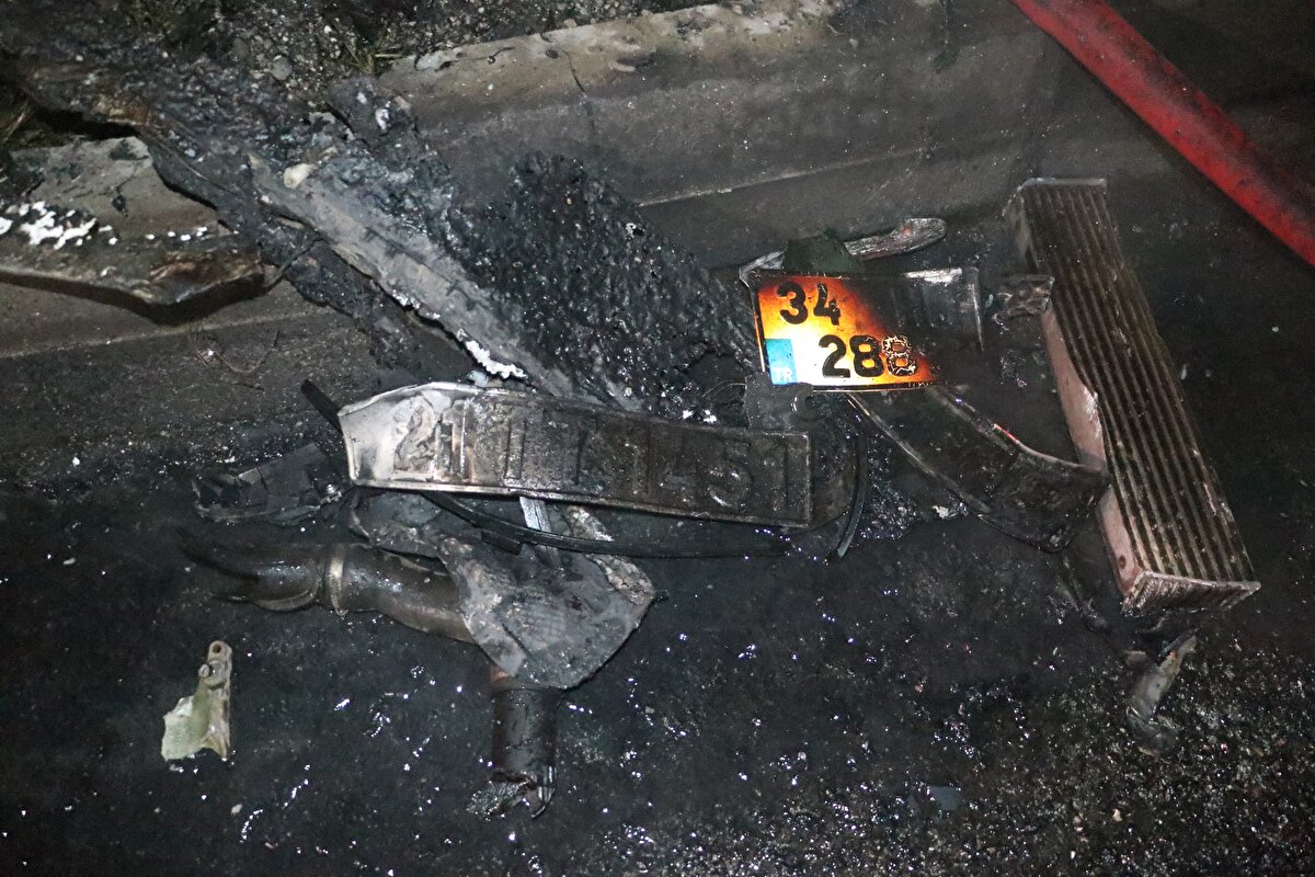 Yapılan ilk müdahalelerinin ardından kentteki hastanelere kaldırılan 8 yaralıdan 2'sinin vücudunda yanıklar oluştuğu belirtildi.