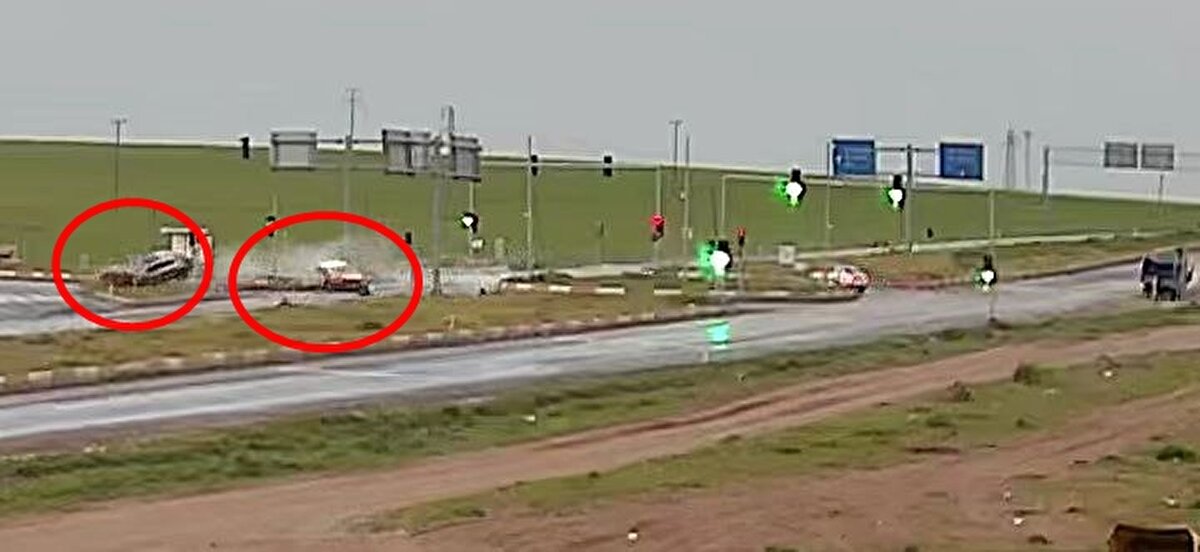 Yaralılar, kendi imkanları ve çevredekilerin yardımıyla araçlardan çıkarıldı.