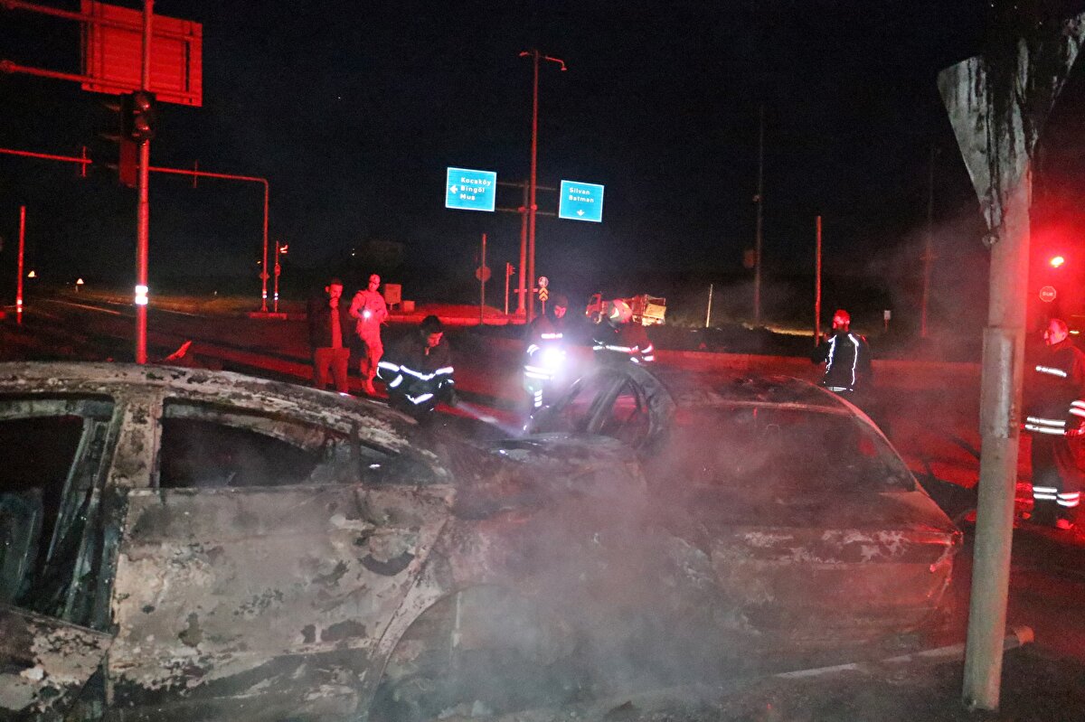 İtfaiye ekiplerinin müdahalesiyle söndürülen yangında, her iki araç da hurdaya döndü.