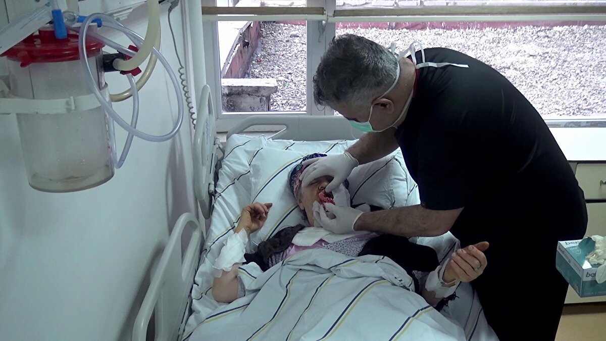 Erzurum’un Tortum ilçesinin 172 nüfuslu kırsal mahallesi Kireçli’de dün saat 09.00 sıralarında hayvanlarını beslemek için ahıra giden 6 çocuk annesi Destegül Uğurlu (52), dışarı çıktığı sırada kurtla karşılaştı.<br><br>