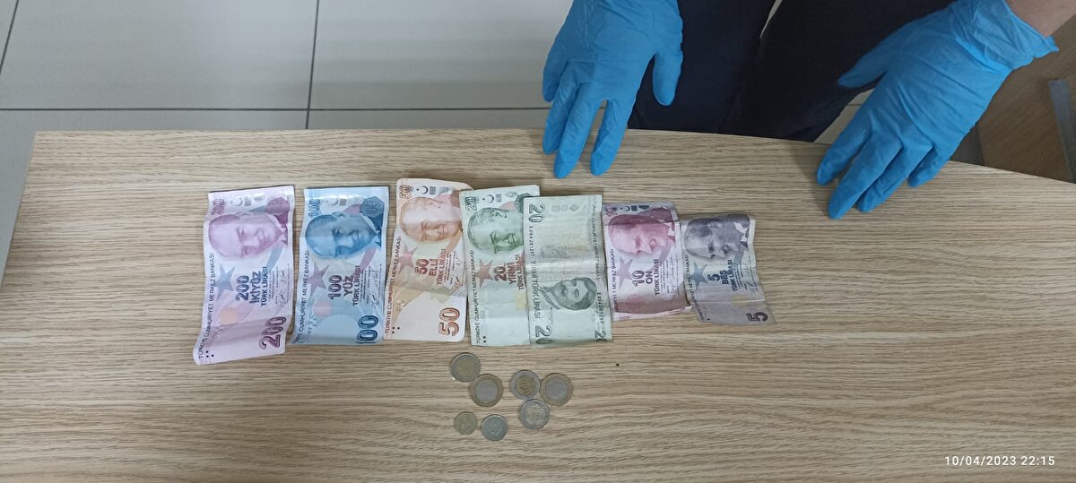 Yakalanan bir dilencinin üst aramasında, yanındaki poşette bulunan ekmeğin arasından 430 TL çıktı. 