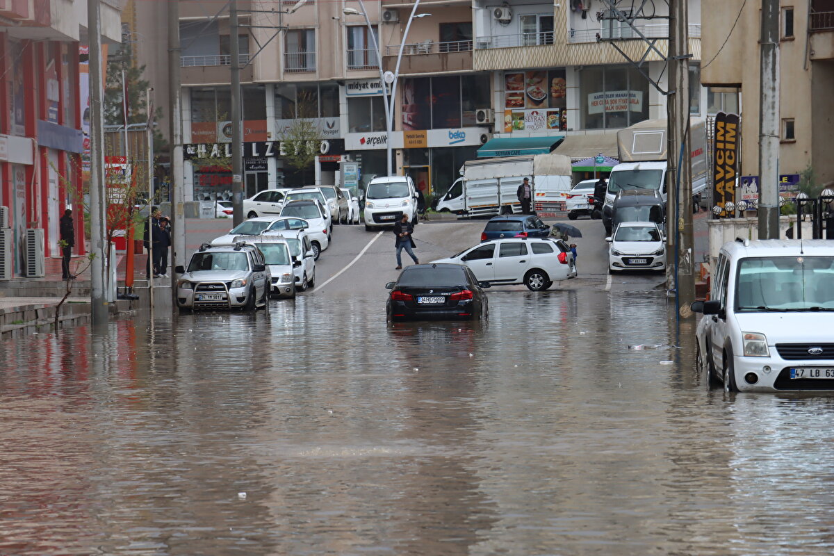 Kırsal alanda arı kovanları hayvan yemi, tahıl ve mısır sel sularında kaldı.<br><br>