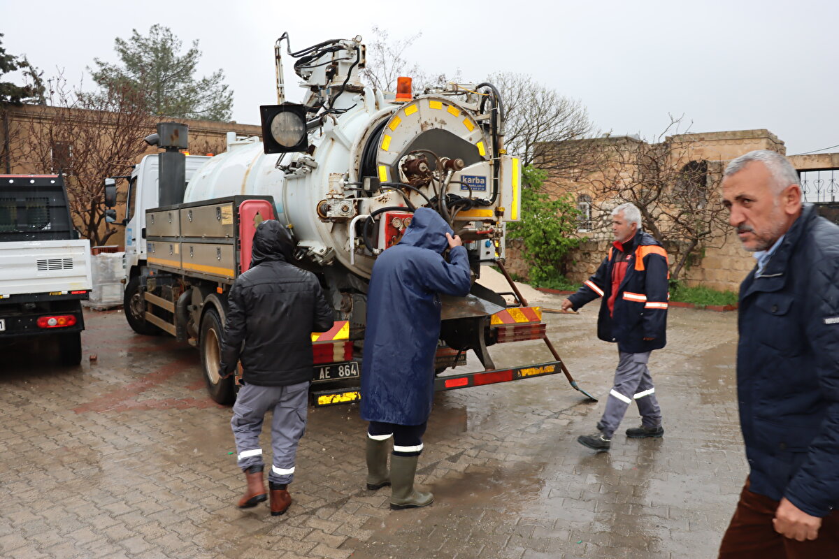 Yollar zarar gördü, duvarlar çöktü<br><br>Artuklu ilçesi kırsal Yeniköy Mahallesi'nde su baskınları sonucu yol zarar görürken bazı evlerin duvarları çöktü.