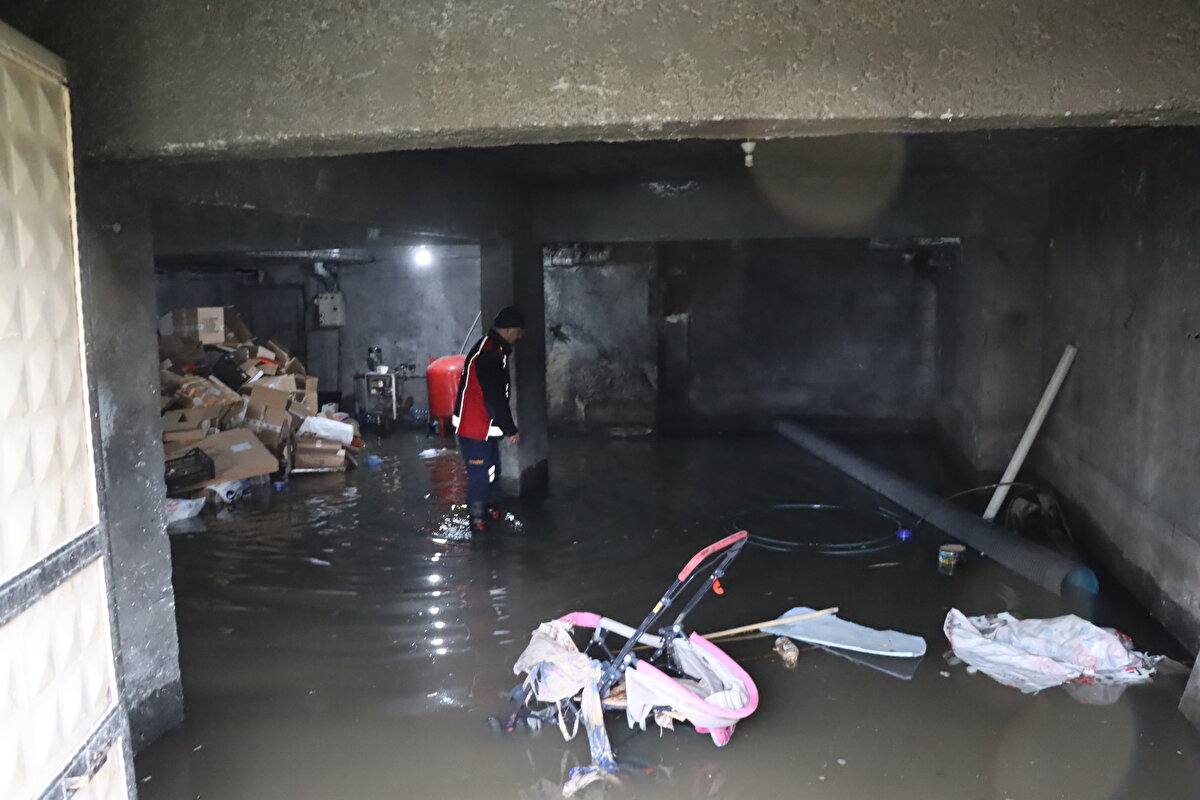 Nusaybin'de sağanak nedeniyle Nusaybin-Midyat kara yolu ikinci bir duyuruya kadar ulaşıma kapatıldı.<br><br>