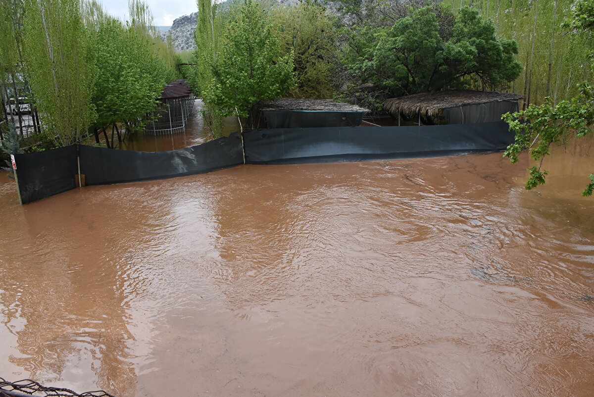Mahalle sakinlerinden Nurettin Koç, 97 arı kovanının zarar gördüğünü belirterek yetkililerden destek beklediklerini aktardı.<br><br>