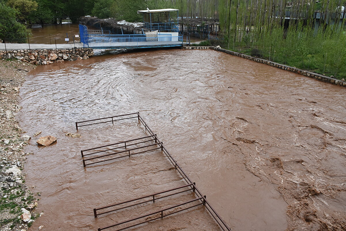 Yunusemre, Seyitler, Bahçelievler, Cumhuriyet, Sanayi, Gölcük ve Bağlar mahallelerinde sağanak sonucu yaklaşık 30 ev ve iş yerini su bastı. Midyat Belediyesi ekipleri, su baskınlarına müdahale etti.<br><br>