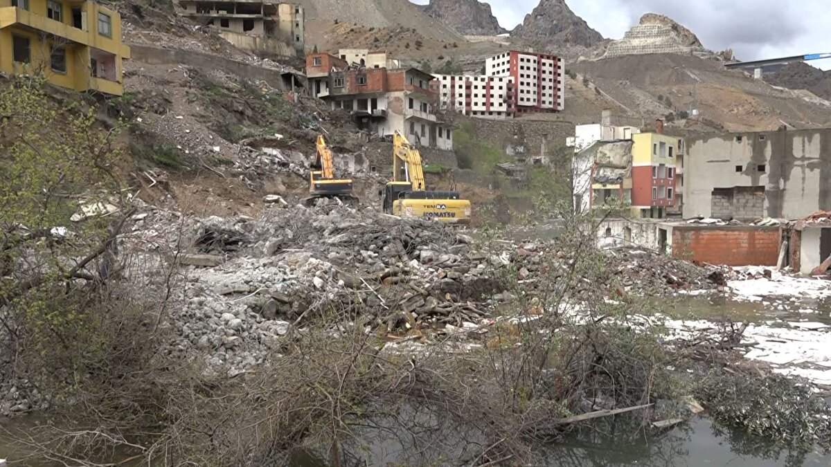 Gülünaz Durur da "Çok duyguluyum. Çocukluğumun geçti yerler buralar. İyi anılarımız, kötü anılarımız hep burada yaşandı. Bugün de buraya bakmaya geldik. Gözümüzün önünde burası, sular altında kaldı. Çok üzgünüm bu anlamda" dedi.