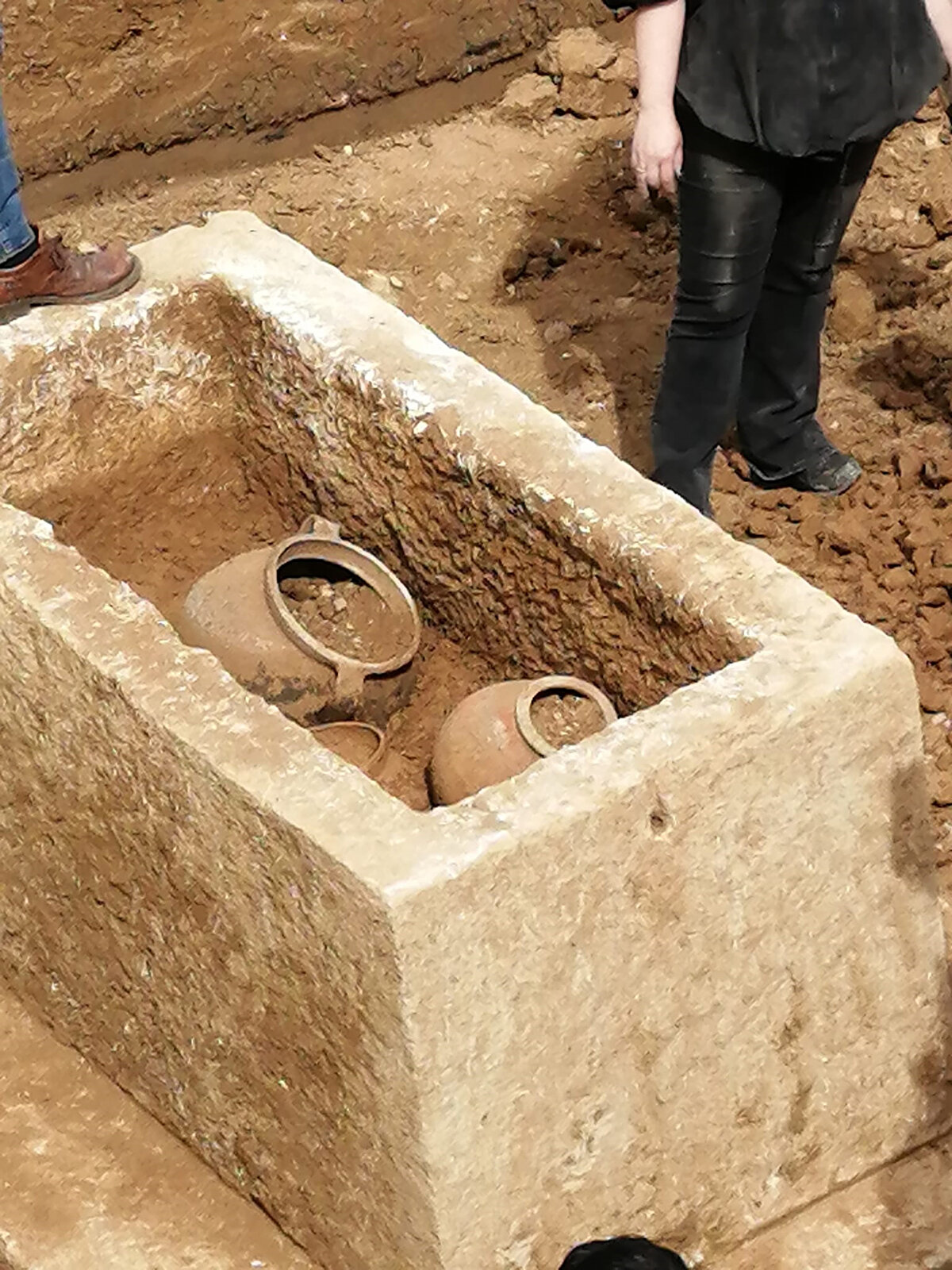 Müdürlükte inşaatın yapıldığı arsanın sahipleri ve avukat nezaretinde açılan çömleklerin içinden insan kemikleri çıktı.<br><br>