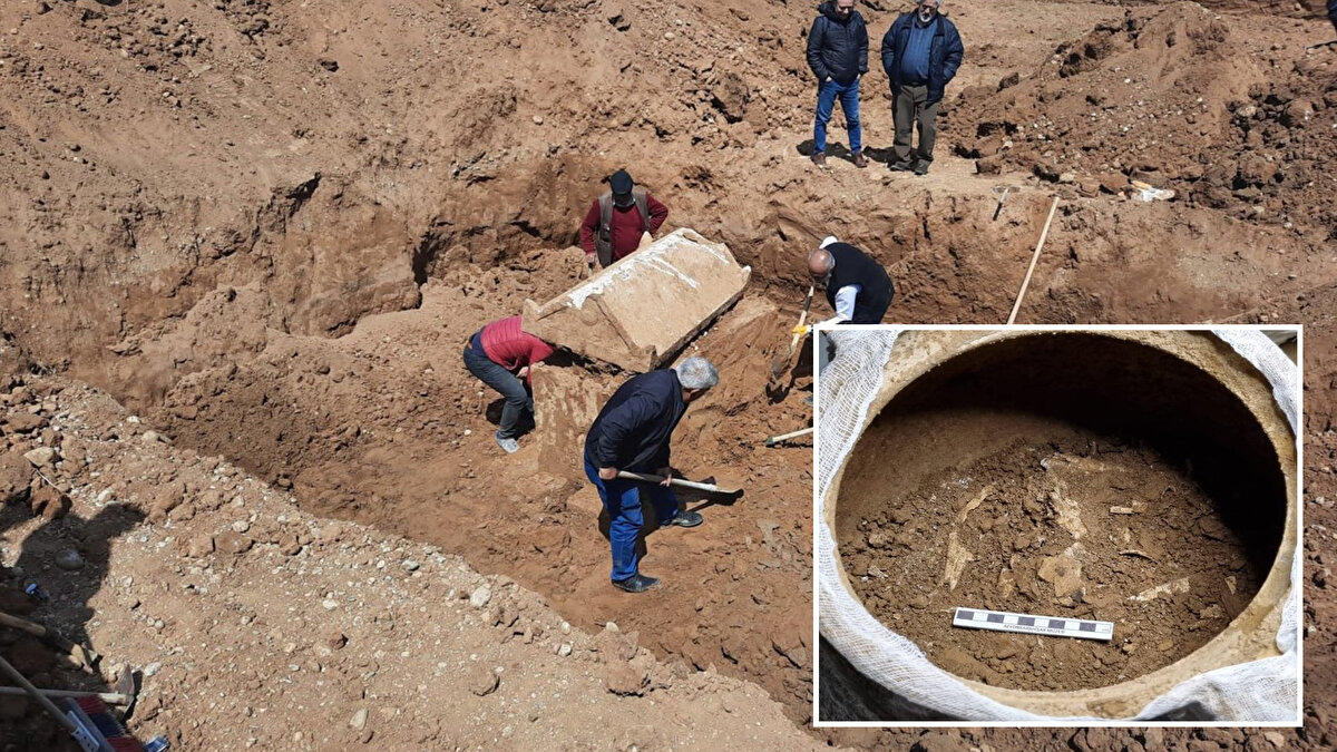 Afyonkarahisar'ın Dinar ilçesinde bulunan lahitten çıkan 4 çömlek kül kabı Müze Müdürlüğü'nde açıldı.