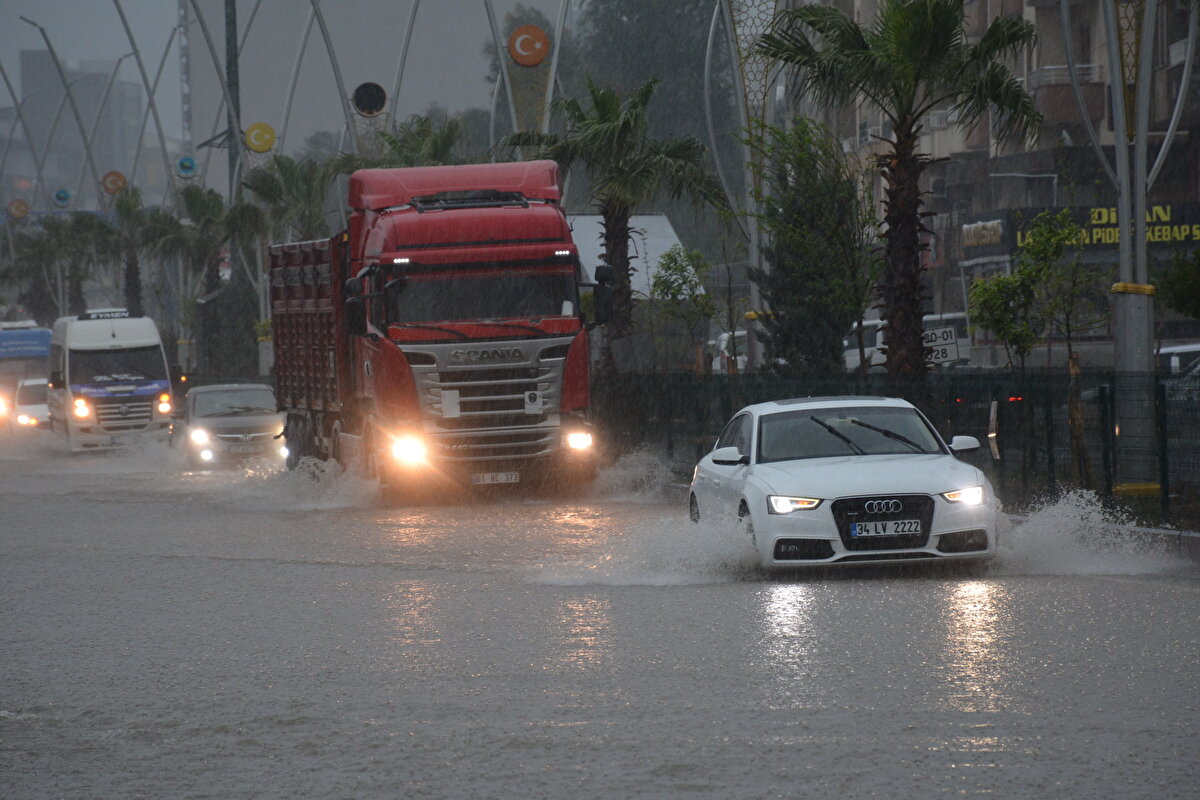 Açıklamada, “Yoğun sağanak yağmur nedeniyle ilçemiz genelinde tüm okul kademelerinde eğitim öğretime 12 Nisan 2023 tarihinde 1 gün ara verilmiştir. Kamu kurum ve kuruluşlarında hamile ve engelli olan kamu görevlilerimiz de idari izinli sayılacaktır" denildi. 