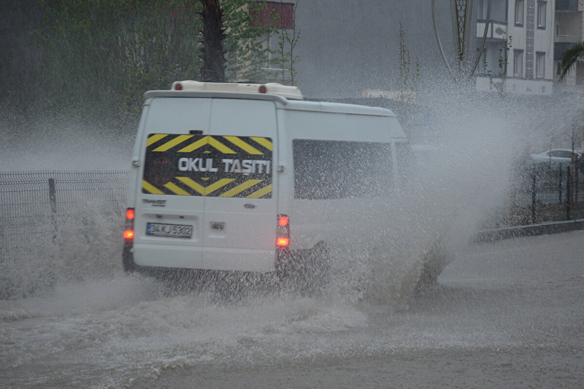 Yağışla birlikte ilçeden geçen Celal Deresi'nin bazı bölümlerinde taşkın yaşandı, cadde ve sokakları su bastı. 
