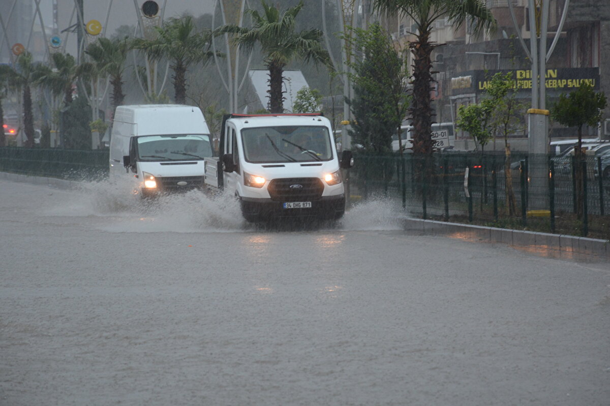 EĞİTİME 1 GÜN ARA VERİLDİ<br><br>Silopi Kaymakamlığı'ndan yapılan açıklamada, ilçe genelinde yağış nedeniyle eğitime 1 gün ara verildiği belirtildi. 