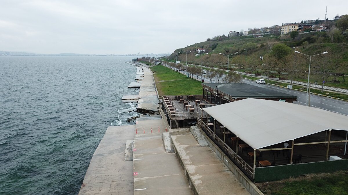 Sahile gelenler ise yürüyüş yolunu kullanmadan üst kısımda bulunan kaldırımdan yürüyüşlerini sürdürdü. Çökmenin yaşandığı bir bölümün hemen yanında yer alan kafe ise dikkat çekti. Kafenin denize yakın olan bölümünde ortaya çıkan toprak kayması da göze çarptı. Uzmanlar, sahil şeridinde çökmelerin nedenlerinden birinin beton dolguların zemine uygun yapılmamasından kaynaklandığını söyledi.