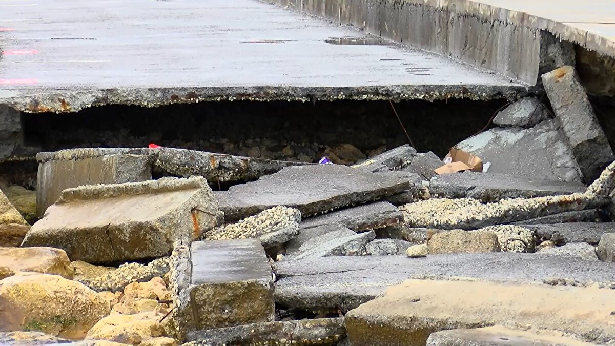 Bu arada Beylikdüzü Belediyesi, sahildeki çökmelerle ilgili çalışmaların İBB tarafından yürütüldüğünü belirtti. İBB ise süreçle ilgili açıklama yapmadı.