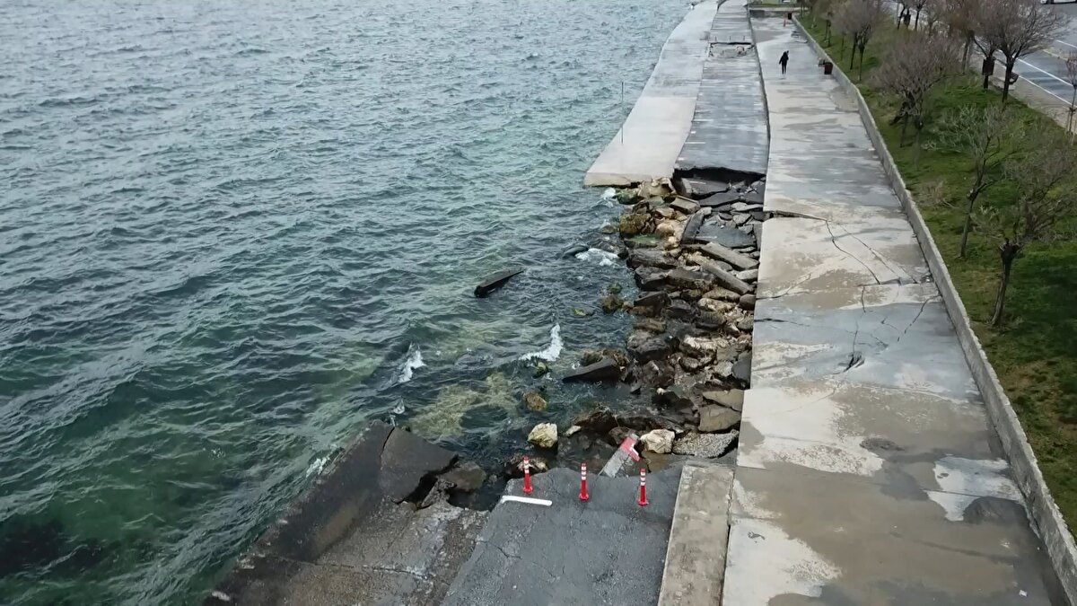 "BU ALANLARIN HEMEN YUKARISINDA HEYELAN ALANLARI VAR"<br>İstanbul Üniversitesi Cerrahpaşa Mühendislik Fakültesi Jeoloji Mühendisliği Bölümü Öğretim Üyesi, Zemin Mekaniği Uzmanı Prof. Dr. Süleyman Dalğıç, "Bu göçüklerin başlıca nedeni tabii dolgunun iyi yapılmamasından kaynaklanıyor. Lodos esince dalgalar dolgunun arasında girerek malzemelerin bir kısmını tekrar denize çekmekte. Dolayısıyla sahil yürüyüş bandında boşluklar oluşmakta ve buna bağlı olarak da çökmeler oluyor. Bu aslında can ve mal güvenliği açısından tehlikelidir. Bu alanların iyileştirilmesinin acil olarak yapılması gerekir. Tabii bir diğer neden bu alanların hemen yukarısında heyelan alanları var. Bu heyelanların topuk kısımları bu sahile çıkar. Dolayısıyla bu kısmından çıkan topuk hareketleri, bu dolguların deformasyonunda etkin rol oynayan ikinci bir parametredir. Buralara dikkat edilmesi gerekir diyoruz. Çünkü örneğin Kahramanmaraş depreminde olduğu gibi herhangi büyük bir depremde bu sahil yolu büyük zarar görebilir" dedi.