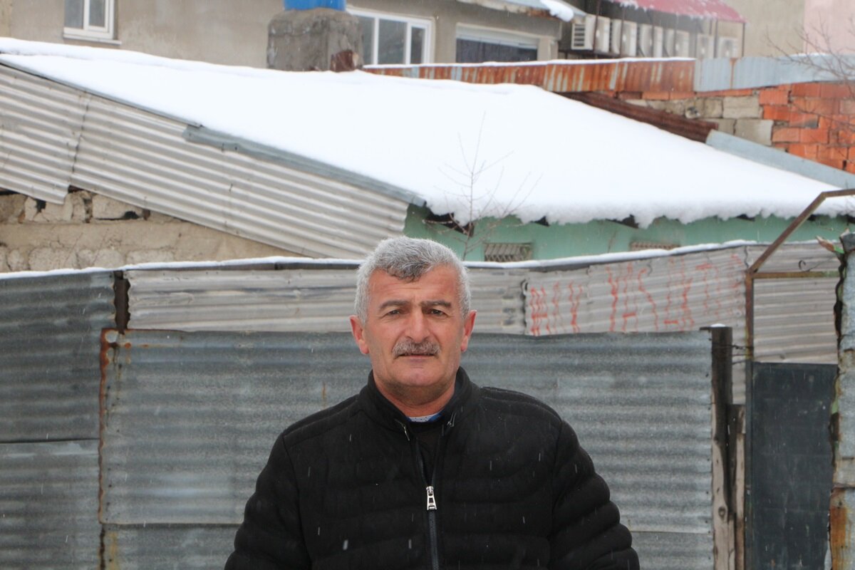 Nisanda bahar beklediklerini ancak kar yağışı ile karşılaştıklarını belirten Kutbettin Çelik, "Tam tersi kış geldi. Dağlar ile ovalar, beyaza bürünmüş durumda. Kar hala devam ediyor" dedi.