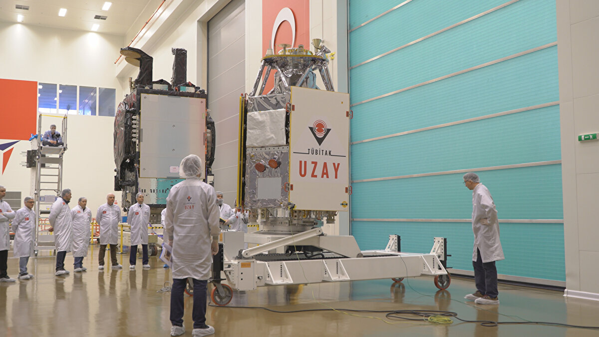 Teknolojik olarak kritik öneme sahip bu kamera sayesinde Türkiye'nin yüksek çözünürlüklü uydu görüntüsü ihtiyacı yerli kaynaklarla karşılanacak.<br><br><br>İMECE'de elektro-optik kameranın yanı sıra uçuş bilgisayarı, elektrikli itki, yönelim ve yörünge belirleme, güç ve haberleşme alt sistemleri TÜBİTAK UZAY tarafından tasarlanıp üretildi. İMECE Projesi kapsamında uçuş bilgisayarı yazılımları başta olmak üzere, yönelim ve yörünge yazılımları, analiz yazılımları, yer istasyonu yazılımları da TÜBİTAK UZAY mühendisleri tarafından geliştirildi. İMECE uydusuna, TÜBİTAK UME manyetometre ve manyetik tork çubuğu ile TÜBİTAK MAM ise sabit güneş paneliyle katkı sağladı.<br><br>- İhracat potansiyeli<br><br>İMECE Projesi'nden elde edilen çıktılar, Türkiye'nin gelecekte sahip olacağı yeni uyduların yapı taşını oluşturacak. Bu projeyle sahip olunan kritik uzay teknolojilerinin yanı sıra bu alanda yetişmiş insan gücü ve bilgi birikimi kazanımı da sağlanmış olacak. Proje kapsamında üretilen ekipmanların uzay tarihçesi kazanmasıyla Türkiye katma değeri yüksek sistemleri ihraç etme potansiyeli kazanacak.<br><br>Haziran 2022'den itibaren ısıl vakum, titreşim, akustik ve elektromanyetik uyumluluk testlerini başarıyla geçen İMECE uydusu, şubatta fırlatma üssünün bulunduğu ABD'ye gönderilmişti.<br>