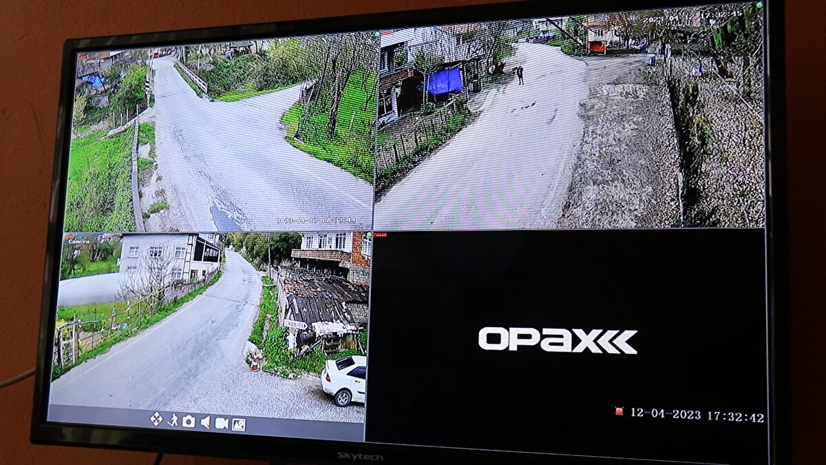 'ORADAYMIŞIZ GİBİ HİSSEDİYORUZ'<br>Kamera sisteminden sonra güzel tepkiler aldığını söyleyen Demirkesen, şöyle konuştu:<br>“Köylümüzün hasretini gidermek için el birliğiyle kameraları bağladık. Şu anda gurbetçi köylülerimize verdiğim QR kodları ile köyümüzü izleyebiliyorlar. Sistemi daha da geliştireceğiz. Görüntülü aramaya başladılar. QR kodu istediler. Ben sosyal medyada 'Köyün özlemini gidermek, sizi rahatlatmak için' diye yazarak paylaşım yaptım. Telefonlarım durmadı. Şimdi 32 kişiye verebildik. Sistem komple tamamlandığı zaman 128 kişiye çıkacağız. 128 gurbetçimize QR koduyla köyümüzü seyrettireceğiz, Allah'ın izniyle."<br><br>Almanya'nın Gladbeck kentinde yaşayan Ufuk Öztürk (43) “Uzun zamandır görmediğimiz köyümüzün sokaklarını muhtarımız sayesinde görüyoruz. Duygulanmamak elde değil. Oradaymışız gibi hissediyoruz. Süper bir şey. Hemen hemen her gün bakmaya çalışıyorum" dedi. 