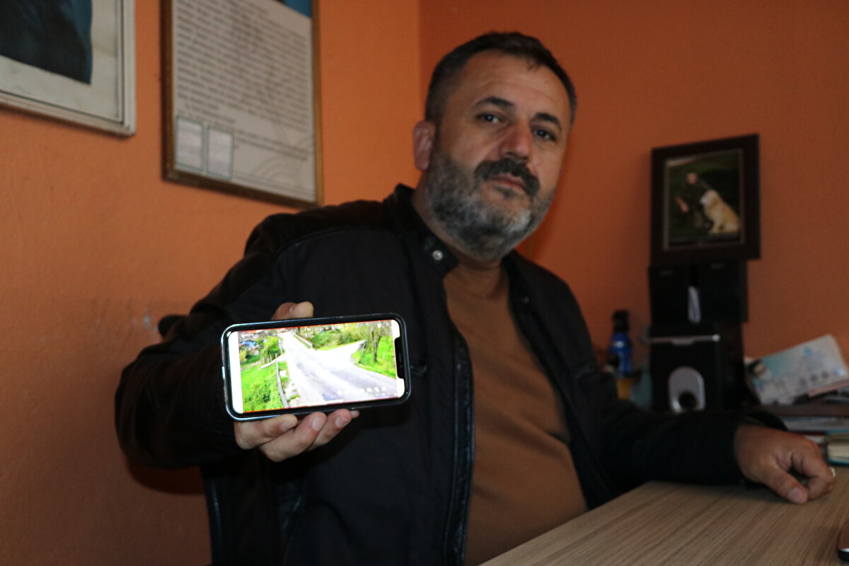 Köydeki kameraların dolandırıcılık, çevreye rahatsızlık verme gibi sorunlara karşı da bir önlem olduğunu belirten Rıfat Demirkesen, “Köy aralarında hep yaşlılarımız var, kendilerini güvende hissetsin. Burada hep yaşlılarımız var, gençlerimiz gurbetteler. Avrupa'da, İstanbul'da, Tekirdağ'da. Onlara da QR kodu vererek hem ailelerini, köy aralarını görsünler, köyün güzelliklerini görsünler istedik. Avrupa'da köylümüz çok, köye hasretler. Türkiye'de özel sektörde çalışıp gelemeyenler de var. Köyü görmek istediklerini söylüyorlardı bana. Ben de bu atılımı yaptım. Şu an 32 gurbetçimizde QR kodu var. Köydeki her şeyimizi görüyorlar" dedi.