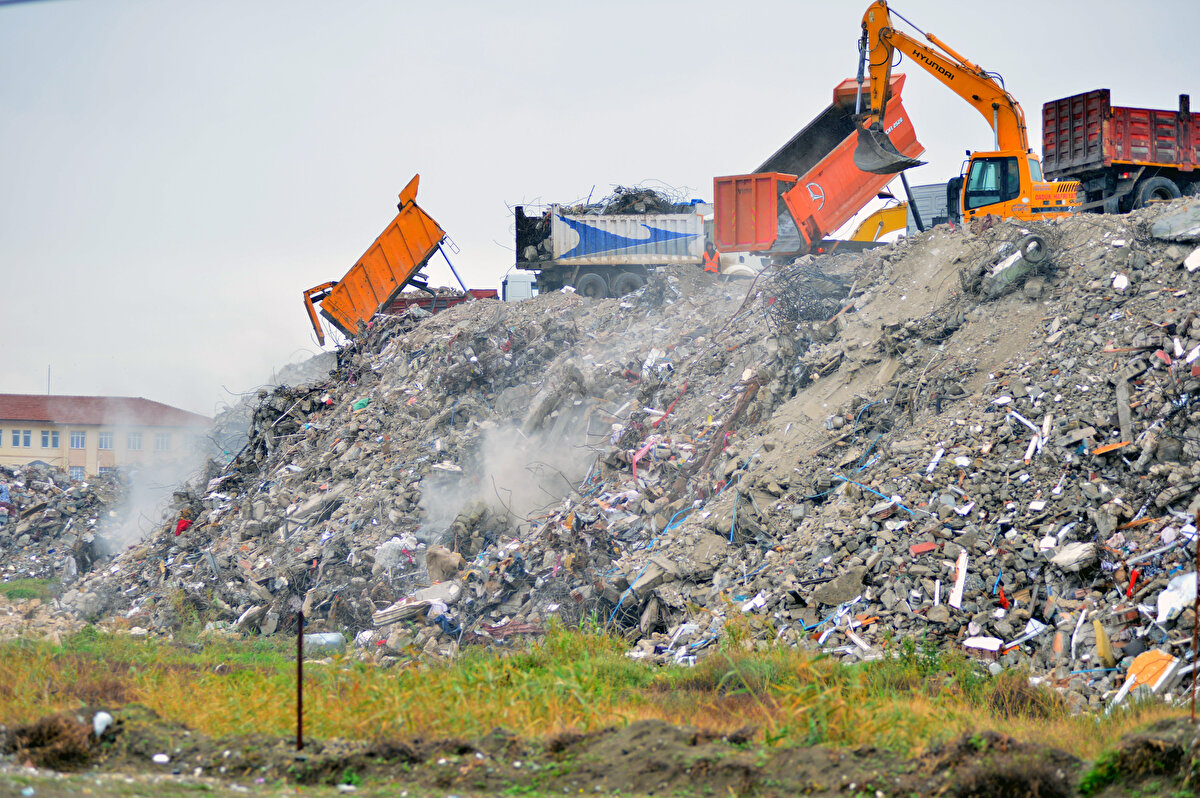 Depremin büyük yıkıma neden olduğu Hatay'da enkaz kaldırma çalışmaları sürüyor.
