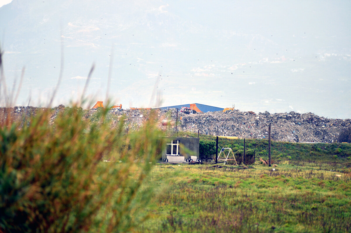 Kamyonlara doldurulan molozlar, 280'den fazla kuş türüne ev sahipliği yapan Milleyha Kuş Cenneti'ne 100 metre uzaklıktaki boş alana taşınıyor.