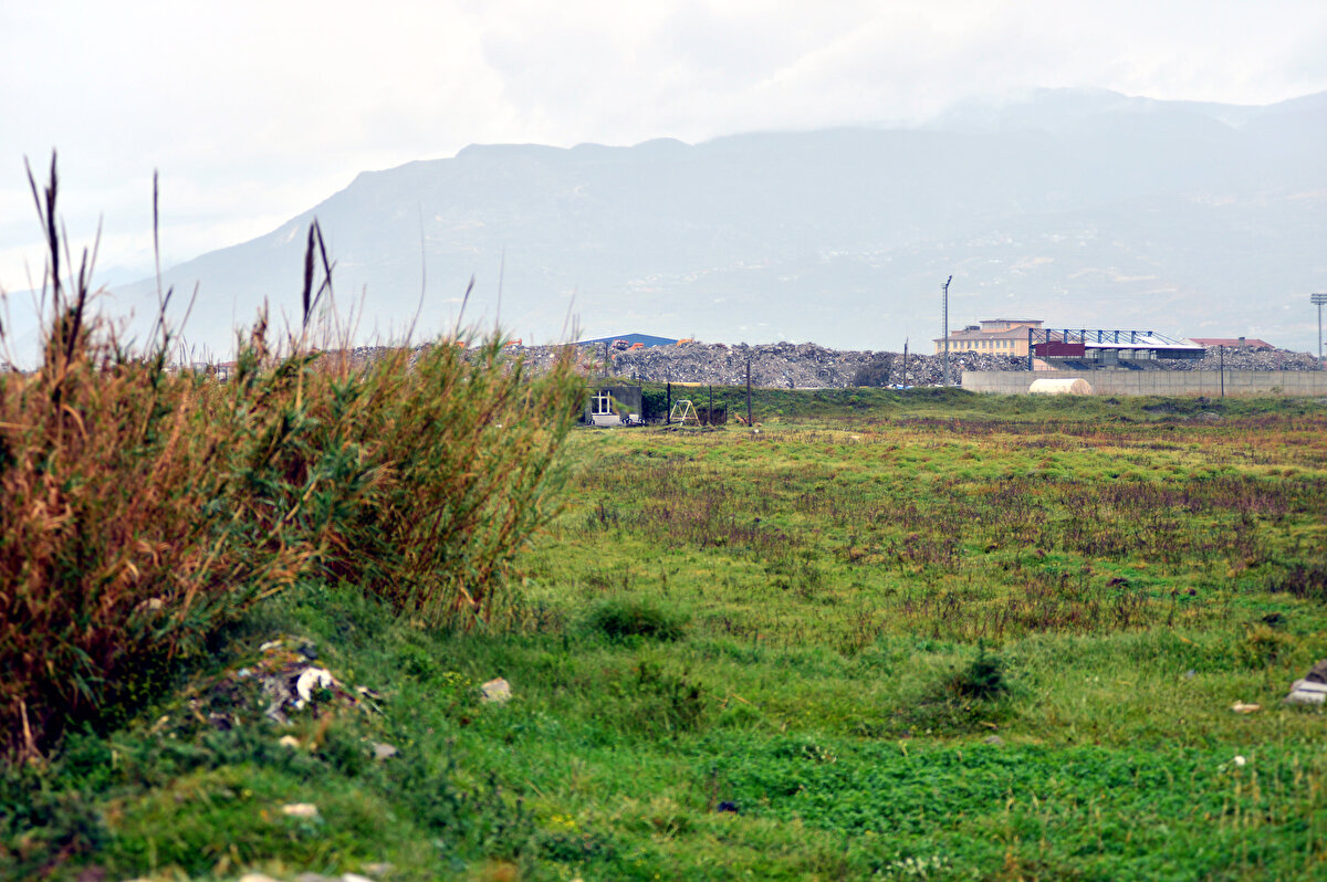 Samandağ Çevre Koruma ve Turizm Derneği Başkanı Mişel Atik, her yıl binlerce kuşun bölgede konakladığını belirterek, "Afrika ve Asya'dan gelen kuşlar, burada mola verip, beslendikten sonra kuzeye doğru yollarına devam ediyor. Depremin hemen ardından toplanan molozlar buraya taşınmaya başlandı.