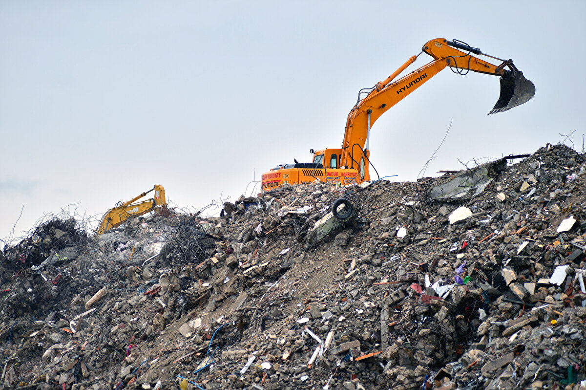 Kamyonlarını birinin gelip, diğerinin gittiği alana dökülen, iş makinesiyle istiflenen molozlar, dağ gibi oldu.