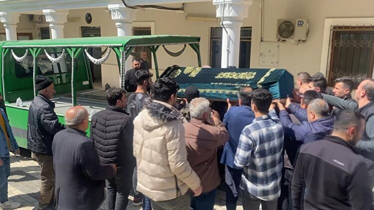 Sultanbeyli Yavuz Selim Mahallesi'nde yaklaşık 3 ay önce durdurulan inşaatta yağmur suyu ile dolu çukur 4 yaşındaki Adem Kavçin'in ölümüne neden oldu. Çukura düştüğü belirtilen çocuk boğularak öldü. Aile inşaatı yapanlar hakkında suç duyurusunda bulundu.<br><br>Otopsi işlemlerinin ardından 4 yaşındaki Adem Kavçiv'in cenazesi Sultanbeyli Abdurrahman Gazi Camii'ne getirildi. Burada cuma namazından ardından cenaze namazı kılındı. 4 yaşındaki Adem Kavçin'in cenazesi Osmangazi mezarlığına defnedildi.<br>