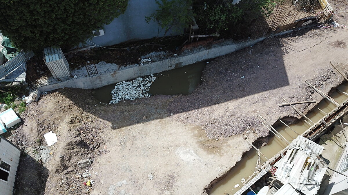 Arkadaşları babasına Adem'in orada olduğunu bildiriyor. Çok büyük bir ihmal var. Bu ihmalin başka çocukların ölümüne de sebebiyet vermemesi için önlemin alınması lazım. Çocuğumuzu suya düşmüş vaziyette bulmuşlar. Müteahhit, Ankara'dan ifade için çağıracaklar. Devletimizden ricamız konunun peşinde durmasıdır. Gereken neyse yapılsın.<br>