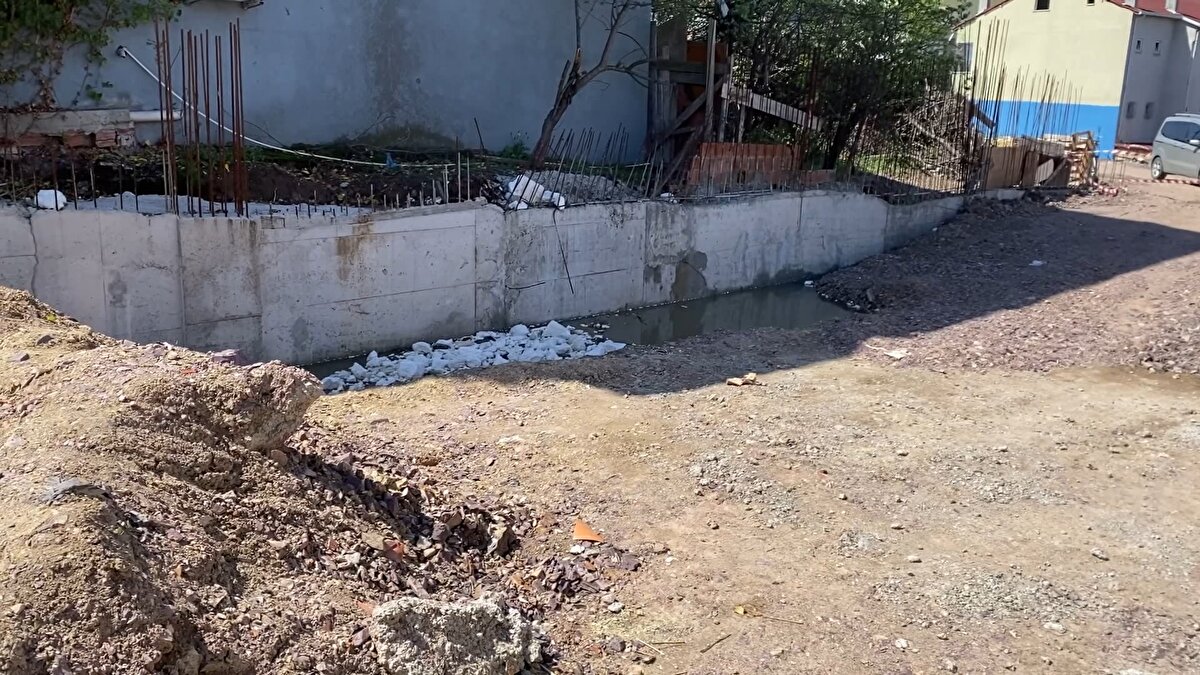 İftar saatinin yaklaşması nedeniyle dışarı çıkıp çocuğunu arayan Erhan Kavçin, 4 yaşındaki Adem Kavçin'i bulamadı. Aramalar sonrası Adem'in cansız bedeni inşaattaki su dolu çukurda bulundu.<br>