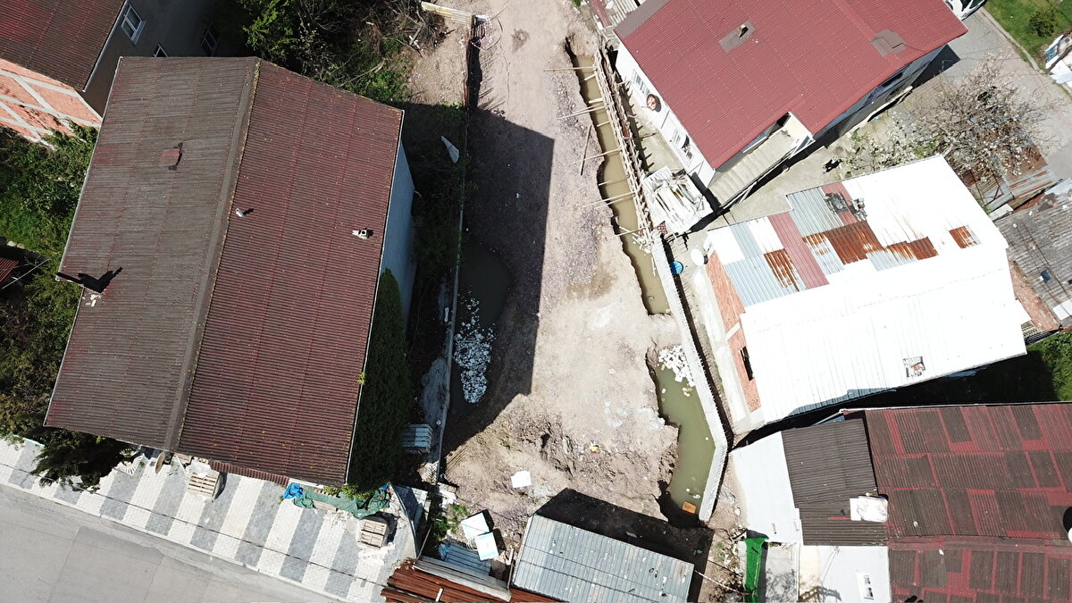 Sultanbeyli Yavuz Selim Mahallesi'nde yaklaşık 3 ay önce durdurulan inşaatta yağmur suyu ile dolu çukur 4 yaşındaki Adem Kavçin'in ölümüne neden oldu. Çukura düştüğü belirtilen çocuk boğularak öldü. Aile inşaatı yapanlar hakkında suç duyurusunda bulundu.<br>