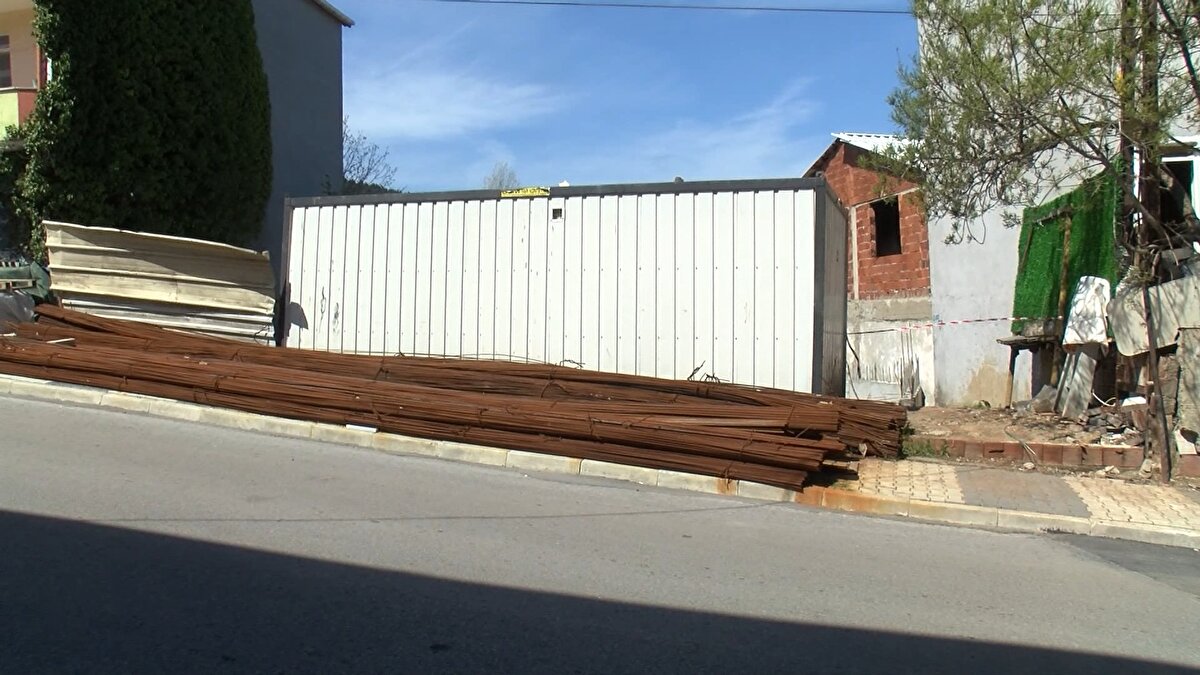 Sultanbeyli Yavuz Selim Mahallesi'nde yaklaşık 3 ay önce durdurulan inşaatın istinat duvarının yanında bulunan çukur yağmur suyu ile doldu. Mahallelinin iddiasına göre uyarılara rağmen çukur kapatılmadı.<br>