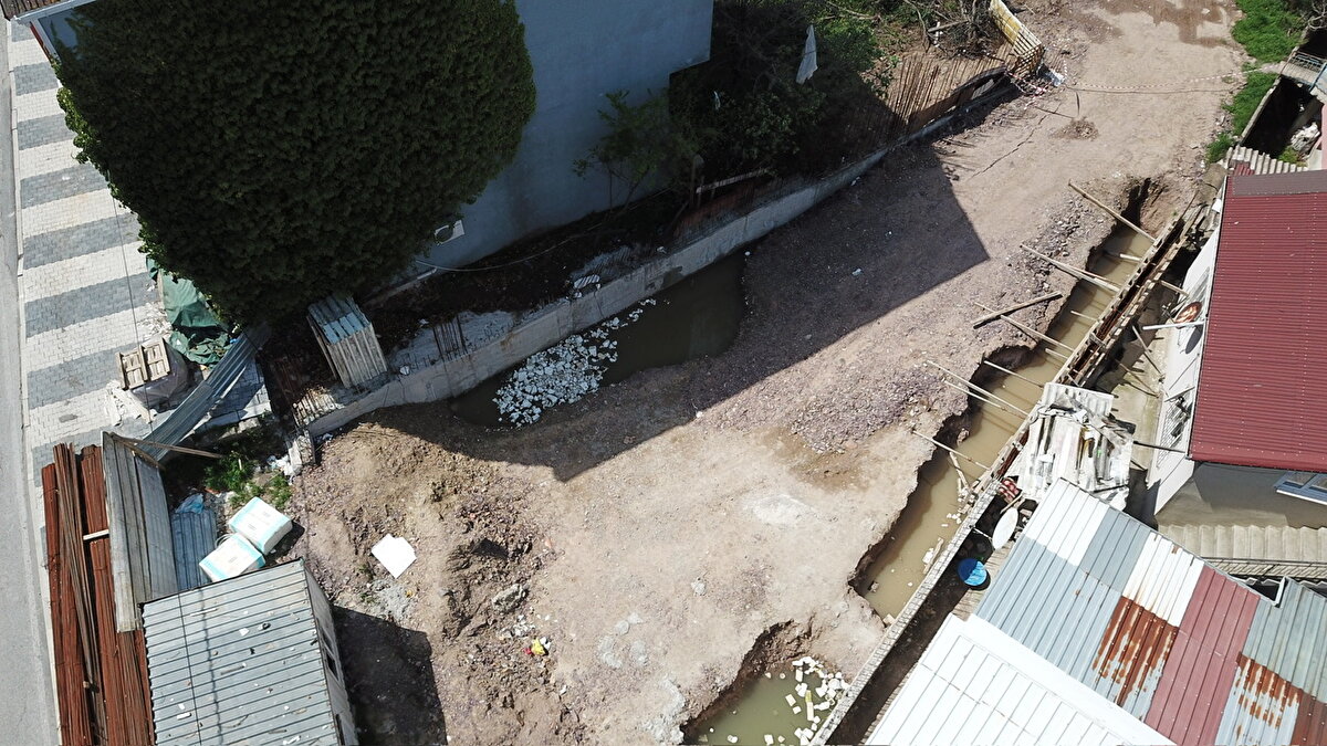 Kahreden ölüme rağmen mahallede durum değişmedi. 4 yaşında Adem Kavçiv'in hayatını kaybettiği inşaat alanında gerekli güvenlik tedbirlerinin henüz alınmadığı, inşaat çevresinin hala açık olduğu görüldü.  Yaklaşık 3 metre derinliğinde suyun bulunduğu inşaat alanında hala çocukların gezinmesi dikkati çekti.