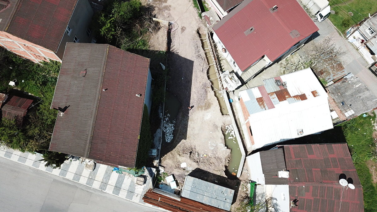 ÇUKUR HALA TEHLİKE SAÇIYOR <br>Sultanbeyli'de 4 yaşındaki  Adem Kavçin'in hayatını kaybettiği inşaat alanında hala önlem alınmazken, çocukların inşaat alanına gezinmesi dikkati çekti.  