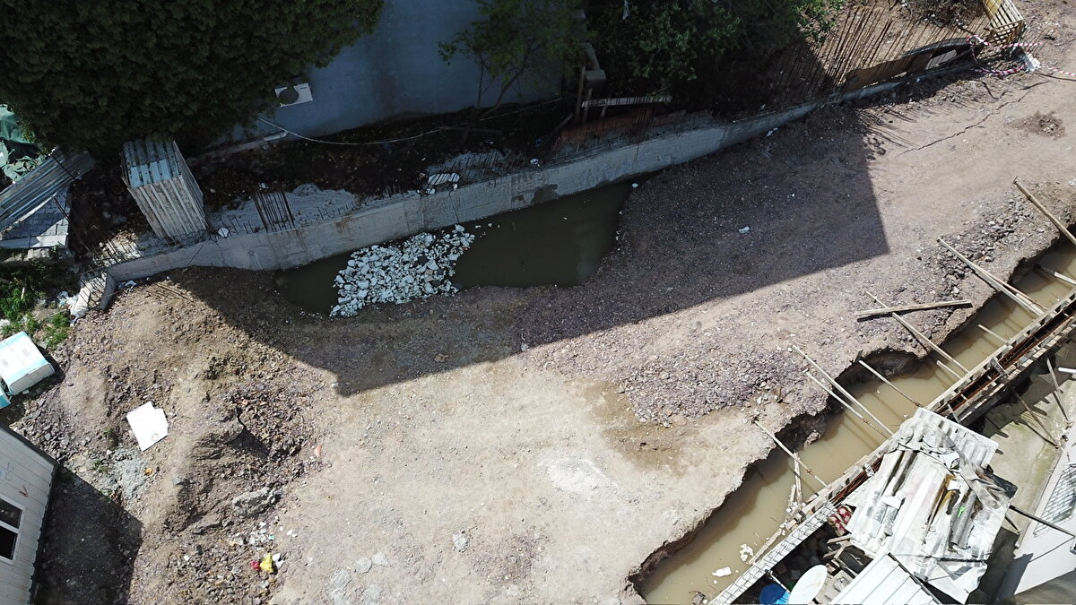 "SUYUN İÇERİSİNDE CAN VERİYOR, ÇUKUR HALA AÇIK" <br>Dayı Mehmet Keber, "İstinat duvarının kenarında su birikmesi oluşmuş. Çocuk oyun oynarken suyun içerisine düşüyor. Yaklaşık 15 dakika içerisinde kalarak can veriyor. Babası çocuğunu mahallede arıyor.