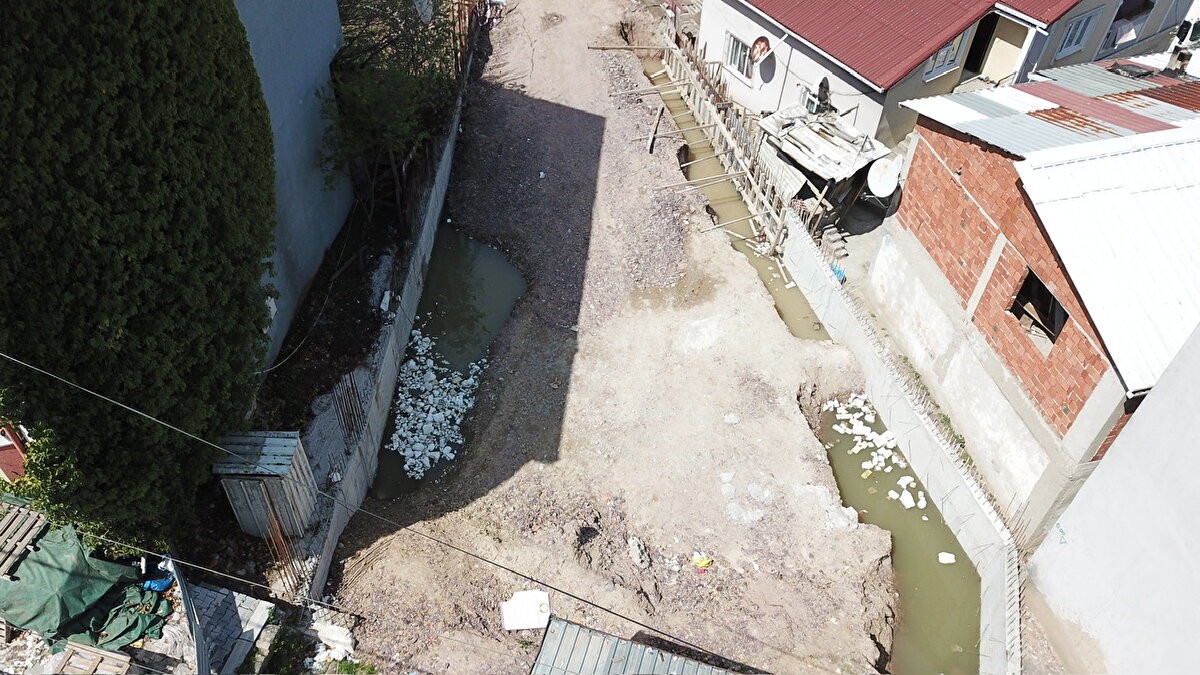 Evine 60 metre ilerisi bir alan orası. Bizim içimiz yanıyor. Bu konu hakkında ne gerekiyorsa yapılmasını istiyoruz. Savcı konunun takipçisi olacağını söyledi. O çukur 3-4 aydır o şekilde duruyor. Çukurun kapatılması için şikayette bulunduk ama kapatılmadı. Hala çukur açık, başka çocuklar da yanmasın. İçimiz yanıyor" dedi.