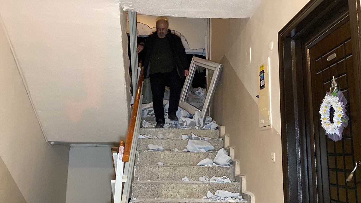 Sitenin istinat duvarının bir kısmının çökmesi sonucu kopan parçalar alt tarafta bulunan 4 apartmana zarar verdi. Bazı binaların duvarları yıkılırken, ihbar üzerine olay yerine polis, sağlık, itfaiye, AFAD ve belediye ekipleri sevk edildi.