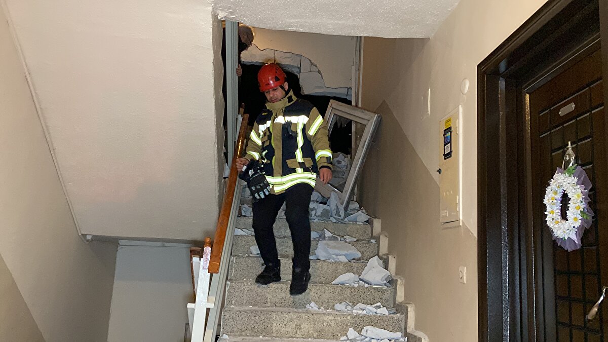 Ekiplerin olay yerinde başlattığı inceleme devam ediyor.